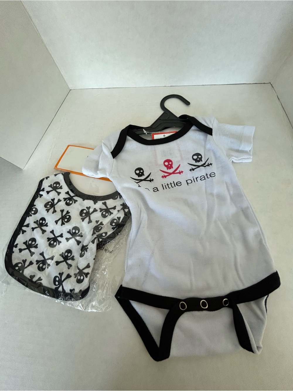 Infant I’m A Little Pirate Short Sleeve Baby Bodysuit with Matching Bib Sz 6-12M
